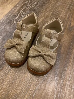 Girls' Glitter Bow Mary Jane Dress Shoes in Gold